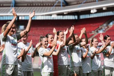 Die Werderfrauen bedanken sich bei ihren Fans und klatschen in die Hände.