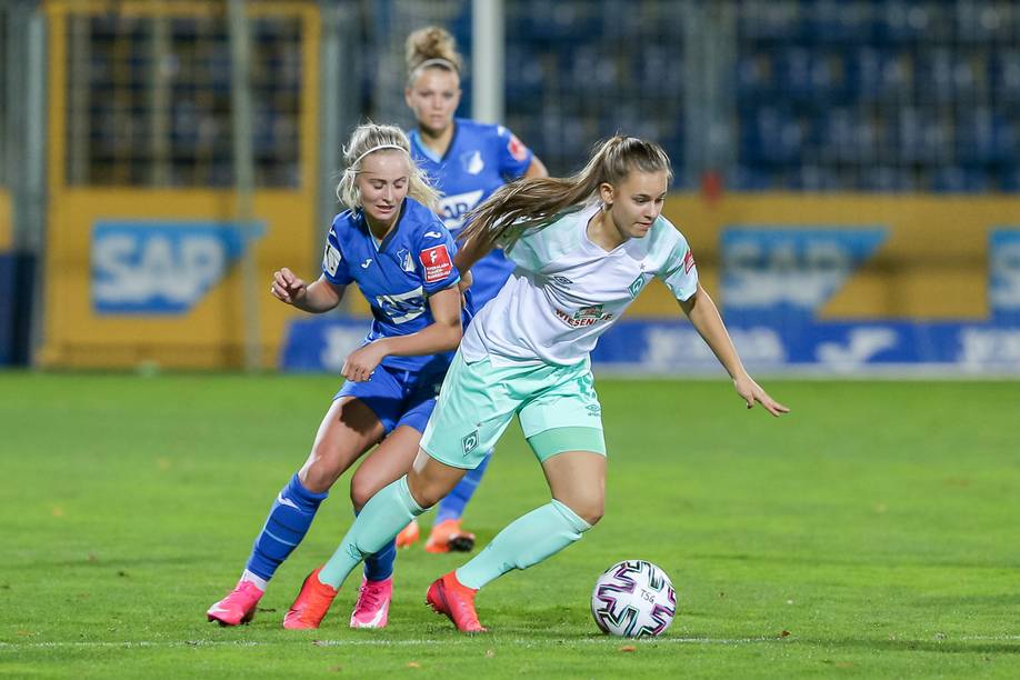 Tuana Mahmoud vor ein paar Jahren im Werder-Trikot im Zweikampf mit einer Hoffenheimer Spielerin.