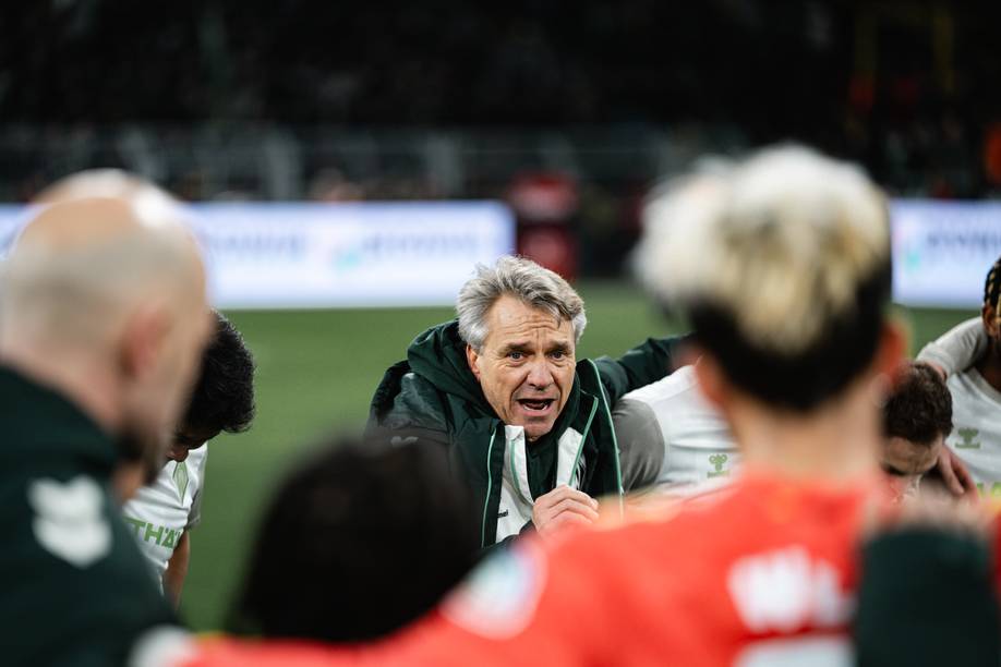 Horst Steffen hält im Mannschaftskreis eine Ansprache.