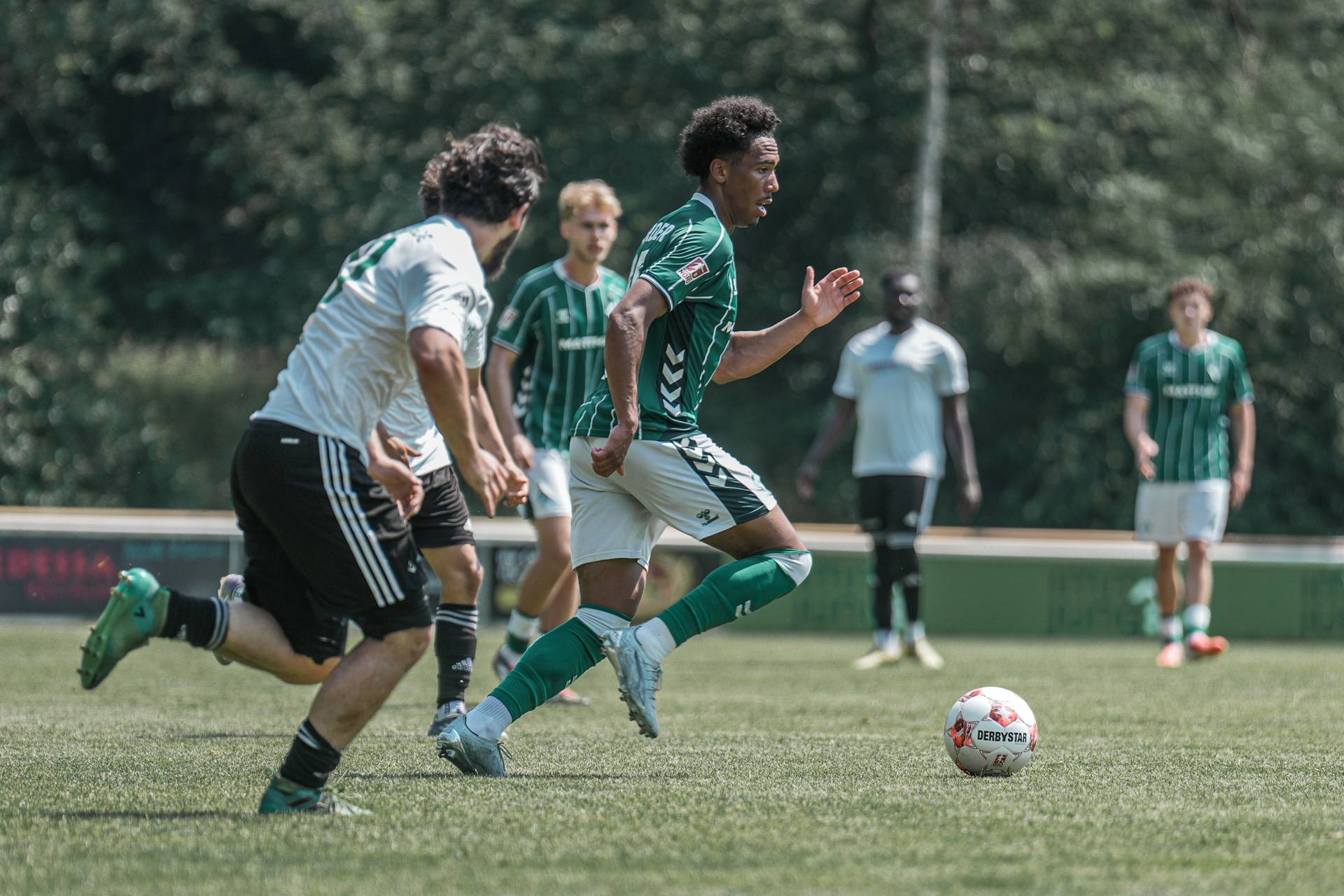 Paul Erevbenagie läuft mit dem Ball am Fuß und wird von einem Gegenspieler verfolgt.