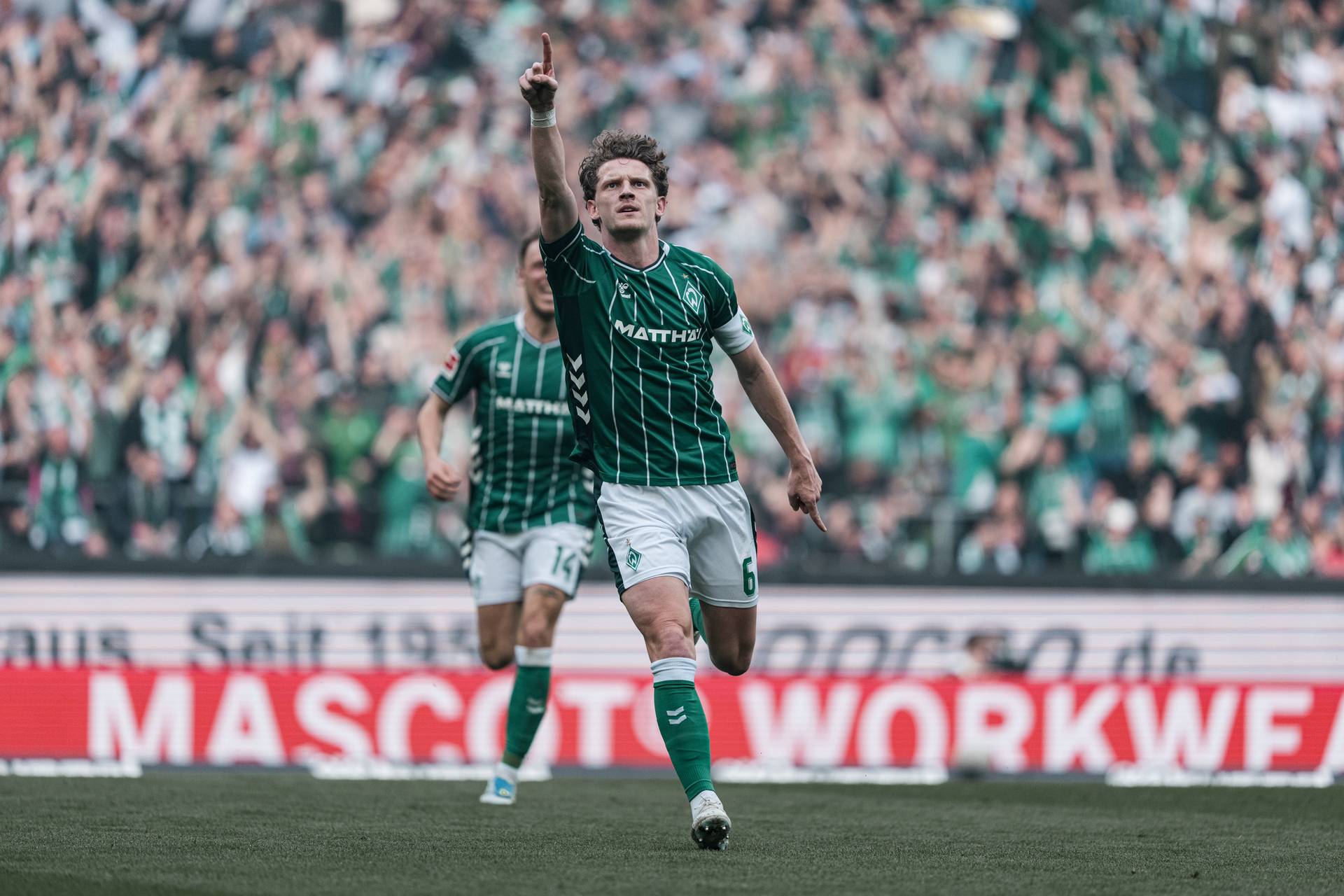 Jens Stage jubelt nach einem Tor im Derby.