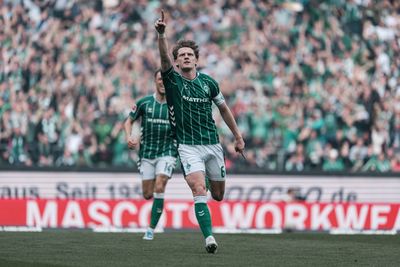 Jens Stage jubelt nach einem Tor im Derby.