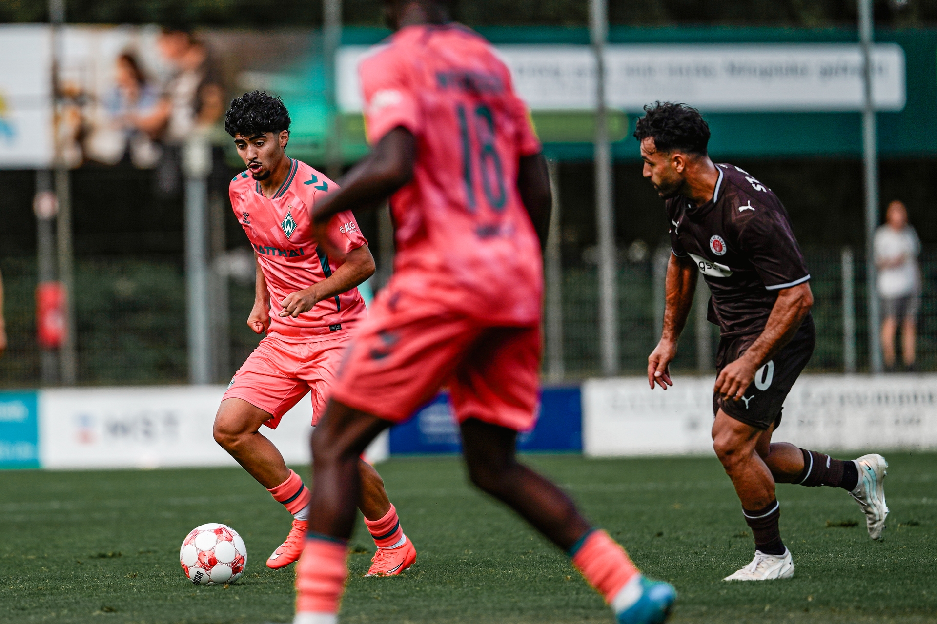 Darwin Soylu läuft mit dem Ball und wir von einem Gegenspieler verfolgt.