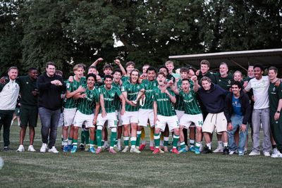 Die U19 feiert gemeinsam den Pokalsieg.