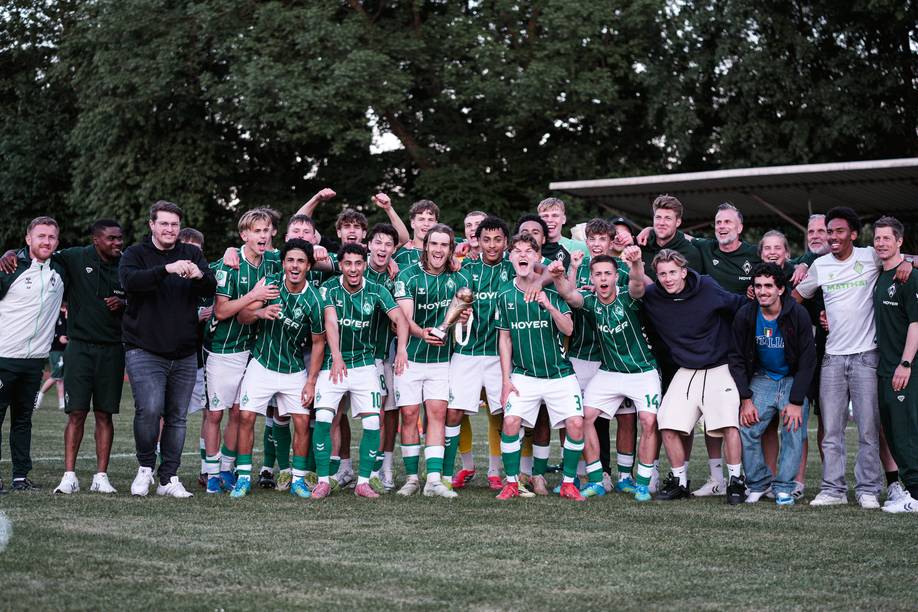 Die U19 feiert gemeinsam den Pokalsieg.