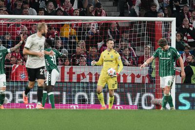 Karl Hein mit einem Ball in der Hand.