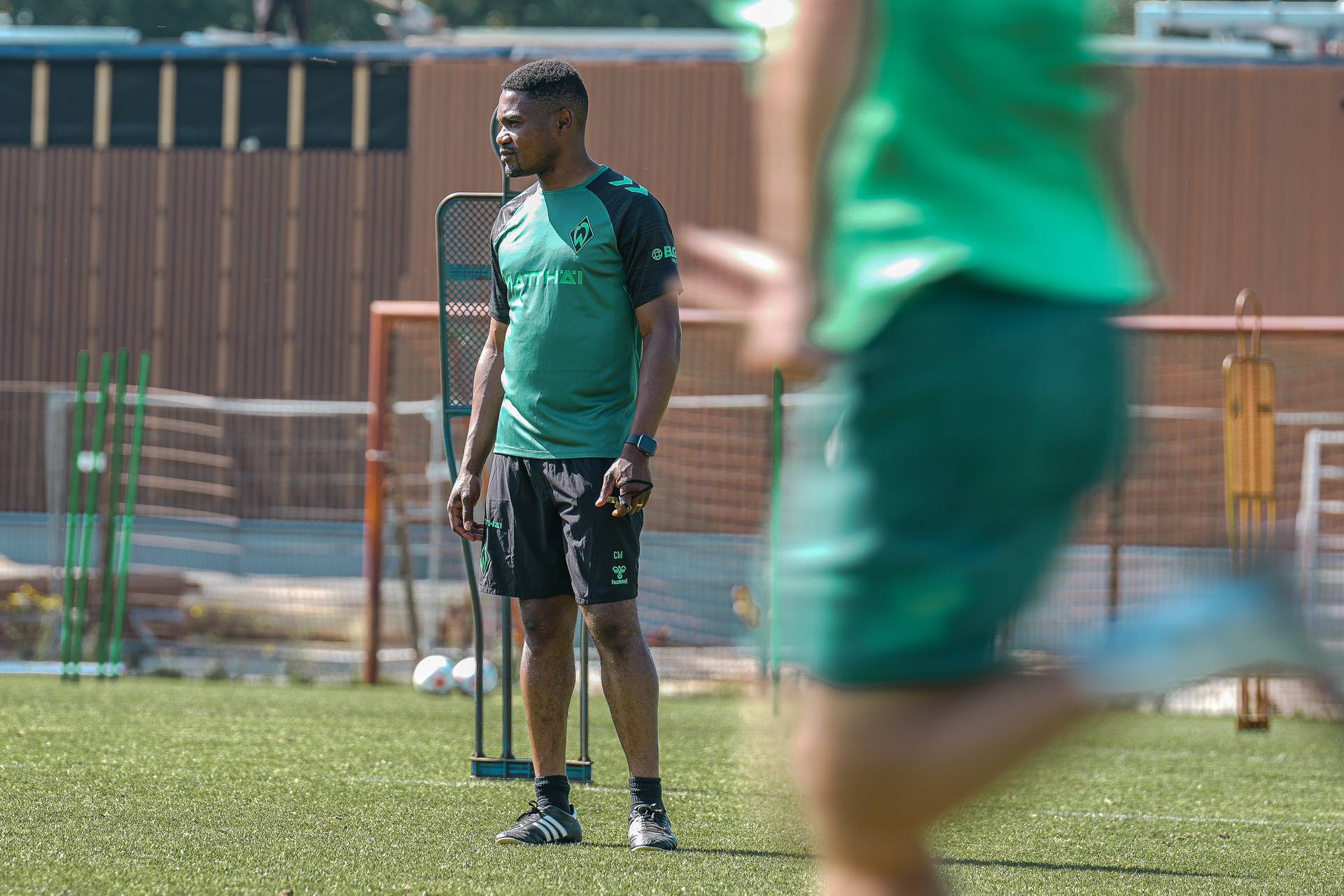 Cédric Makiadi steht auf dem Traingingsplatz