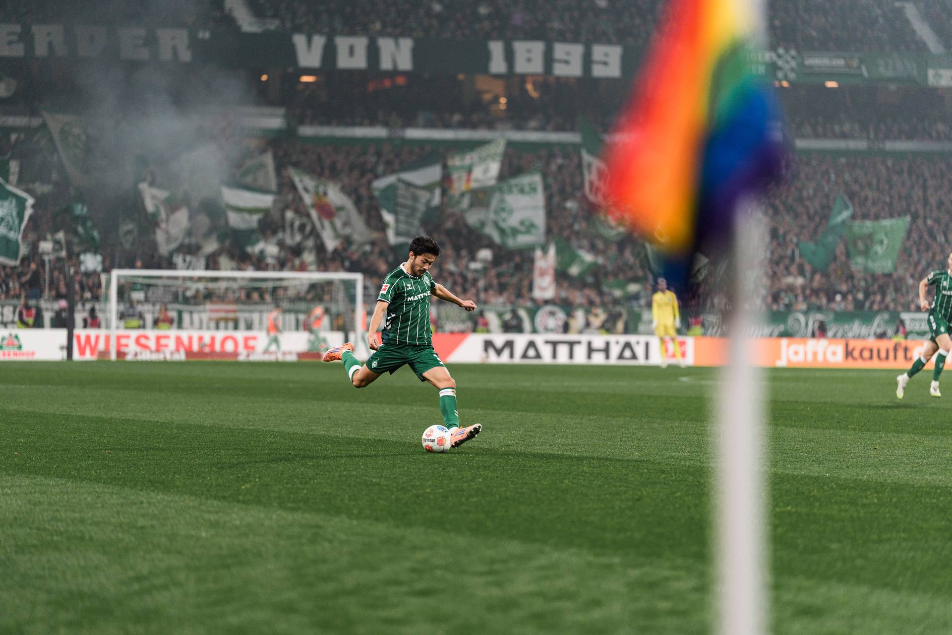 Yukinari holt zur Flanke aus.