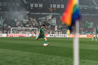 Yukinari Sugawara holt zur Flanke aus.