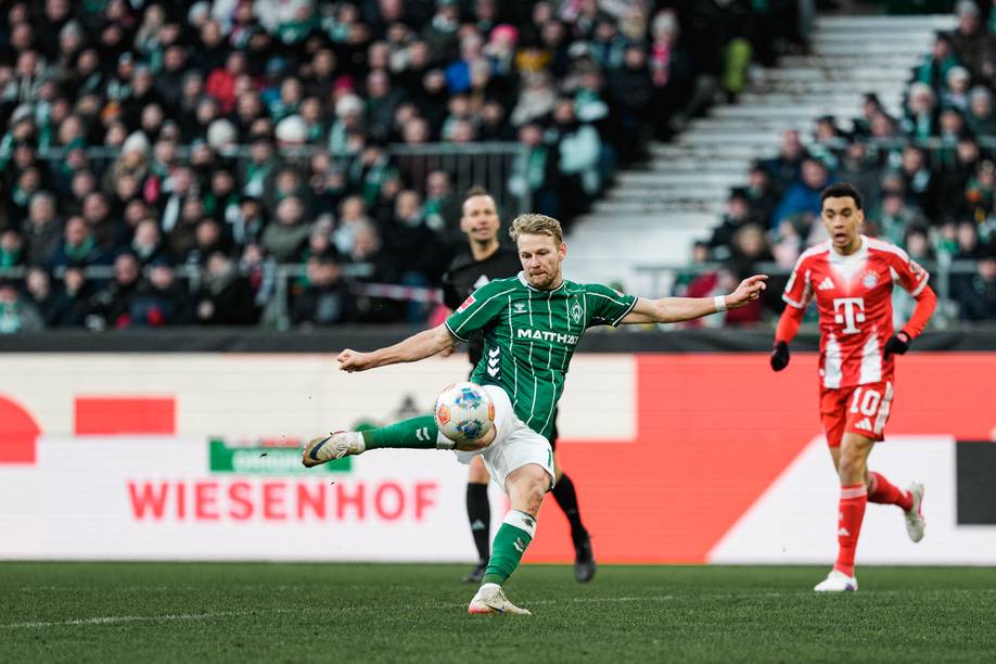 Grüll nimmt einen Ball volley im Heimspiel gegen Bayern
