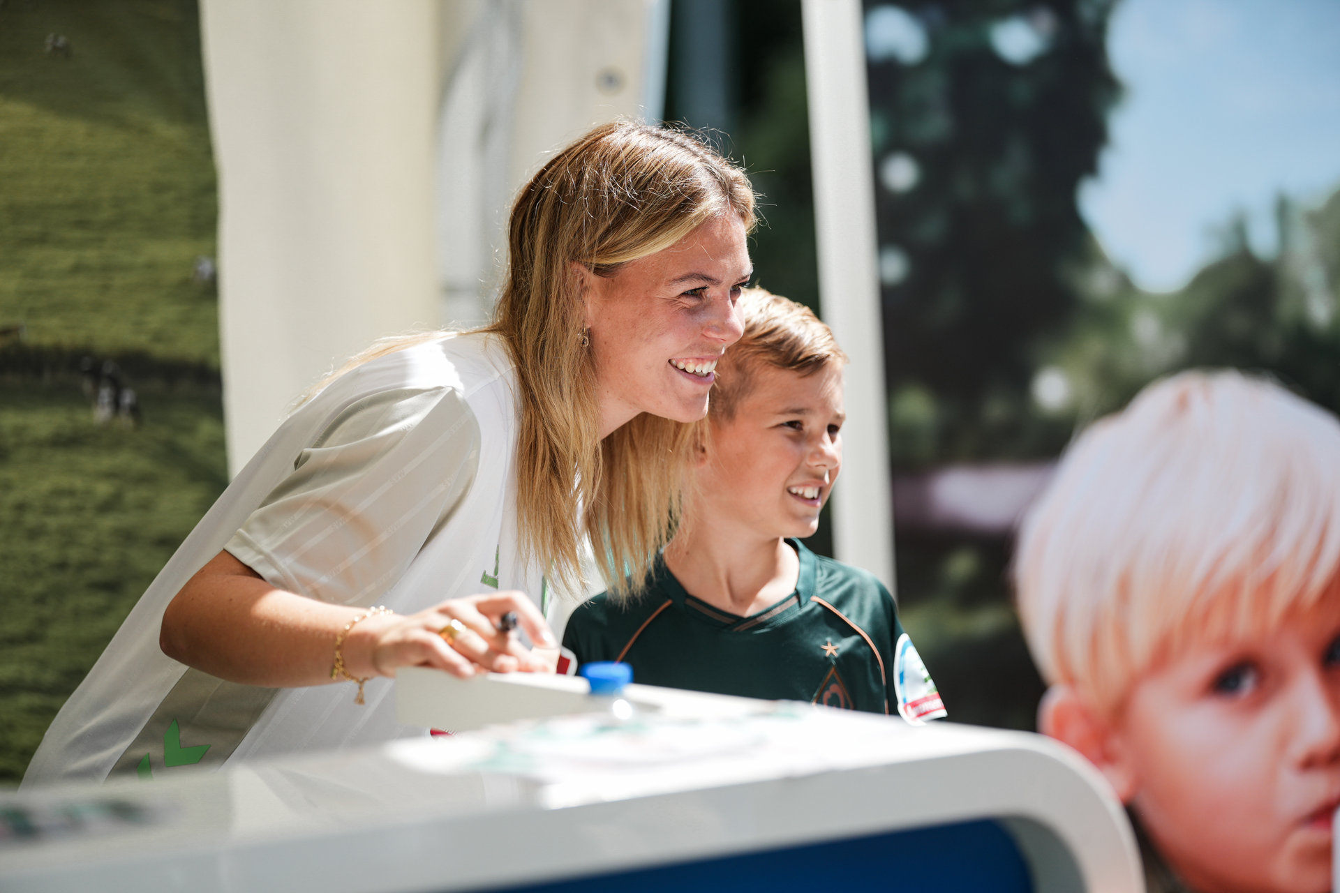 Juliane Wirtz macht ein Selfie mit einem jungen Werder-Fan.