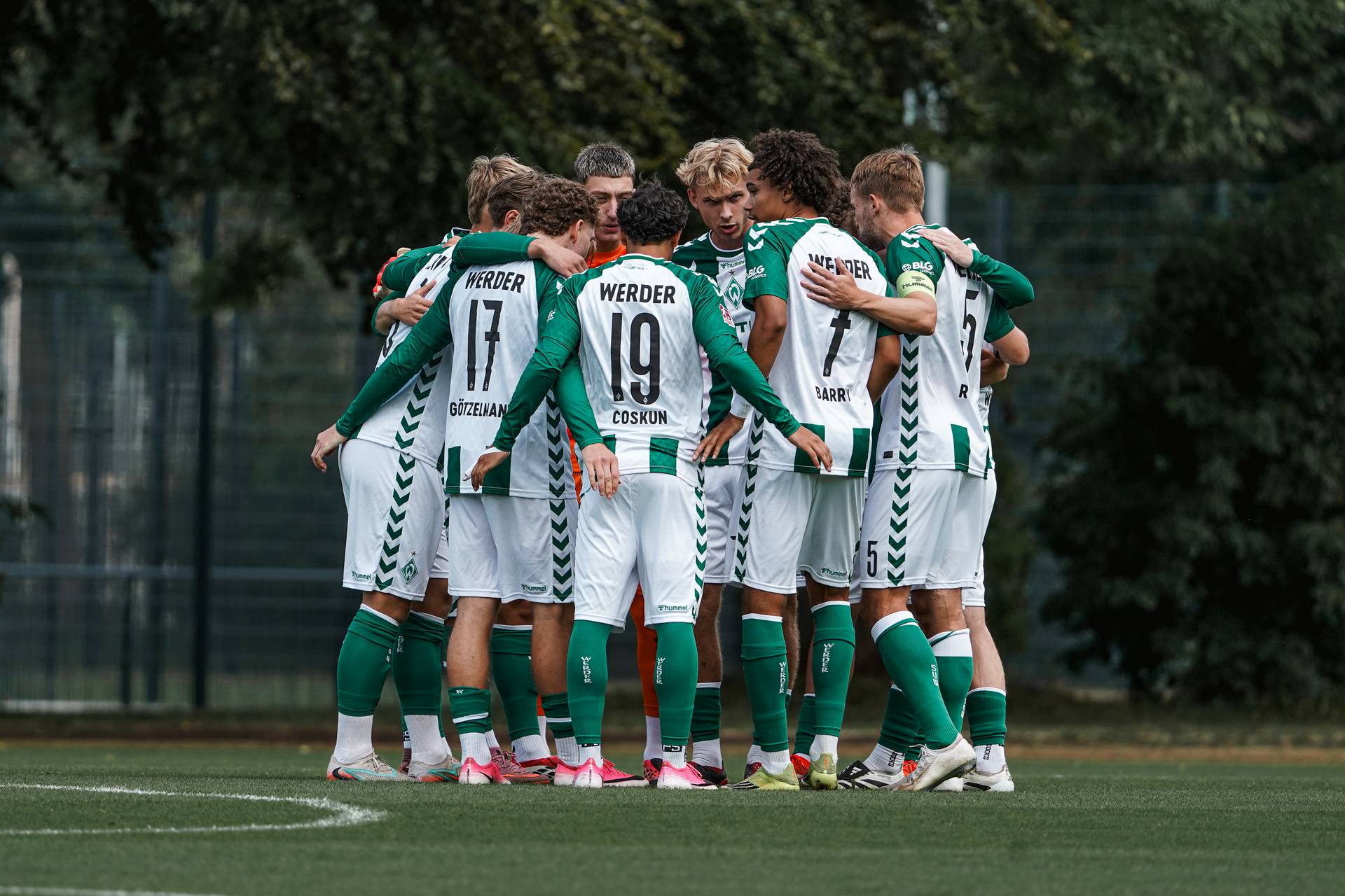 Die U23 steht im Mannschaftskreis und umarmt sich.