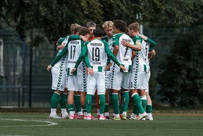 Die U23 steht im Mannschaftskreis und umarmt sich.