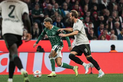 Justin Njinmah im Zweikampf mit Harry Kane, der Bremer hat den Ball am Fuß.