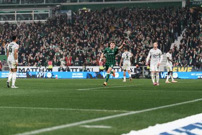 Jens Stage dreht nach seinem Ausgleichstreffer gegen den VfL Wolfsburg zum jubeln ab