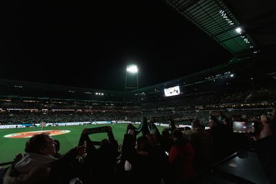 Ein Blick ins Weserstadion bei Flutlicht.