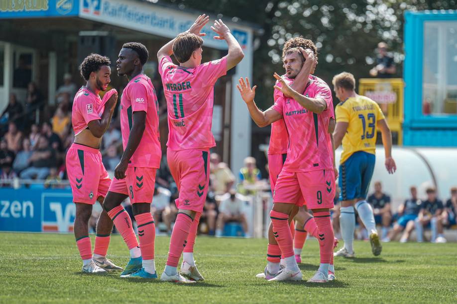 Die Spieler der U23 klatschen sich ab und umarmen sich.