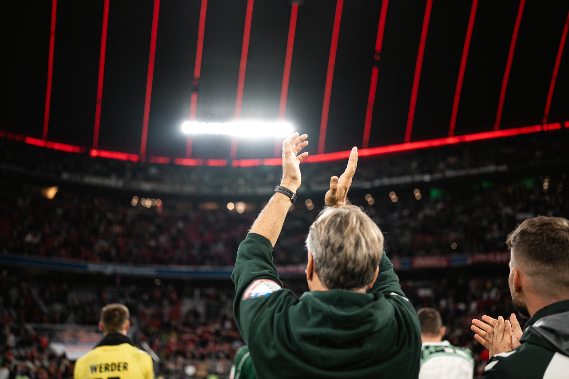 Steffen applaudiert Richtung Gästeblock in München