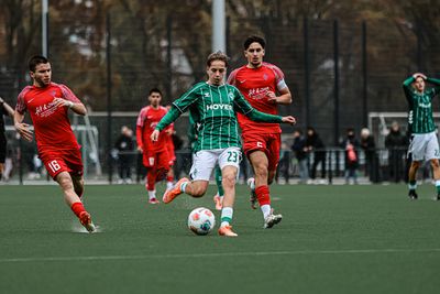 Ein Spieler der U16 holt zum Schuss aus.