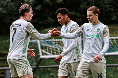 Drei Spieler der U19 klatschen sich ab.