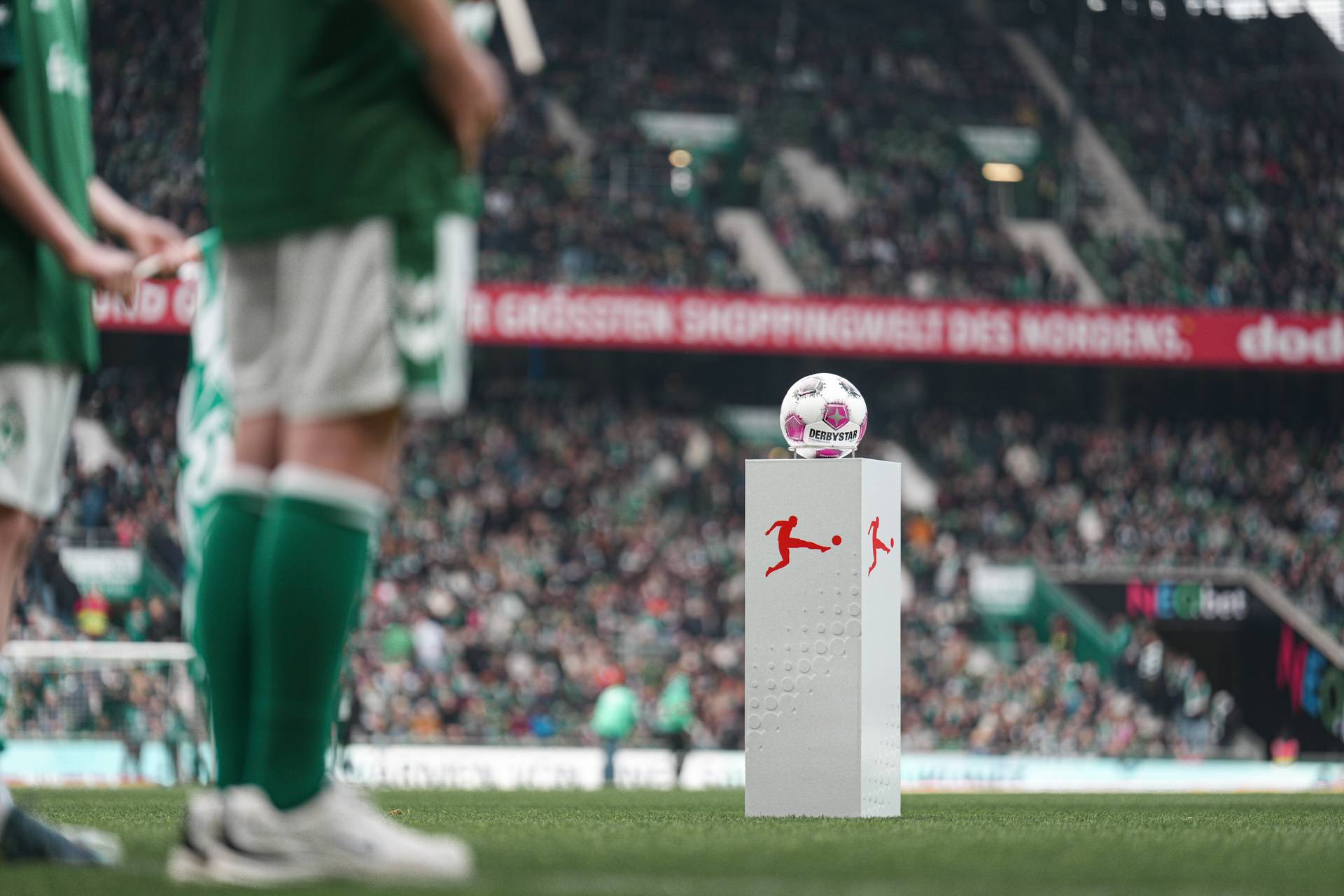 Ein Foto von einem Ball-Podest mit dem Spielball.