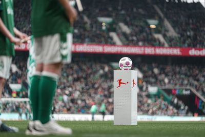 Ein Ball-Podest, auf dem der Spielball liegt.