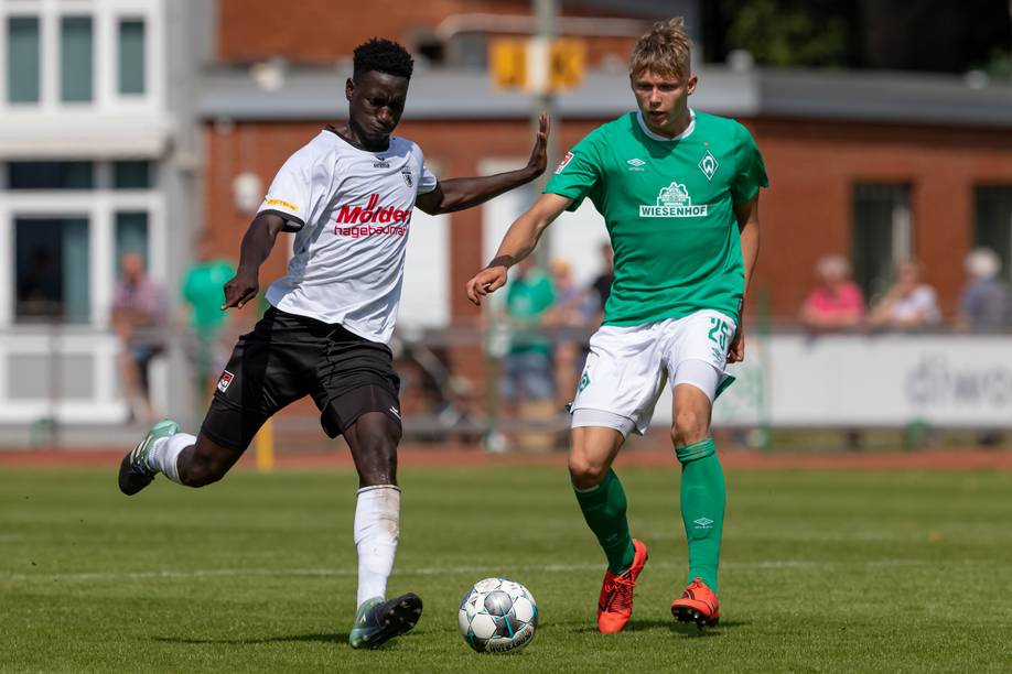 Ein Spieler des LSK mit Luc Ihorst bei Werders U23 im Zweikampf.