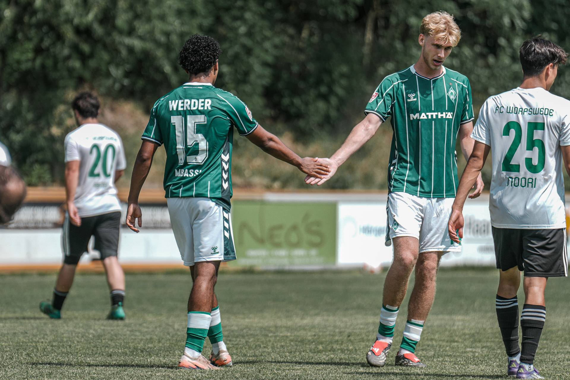 U23-Spieler Mario Mbassi und Paul Bellmann klatschen im Testspiel gegen den FC Worpswede ab.