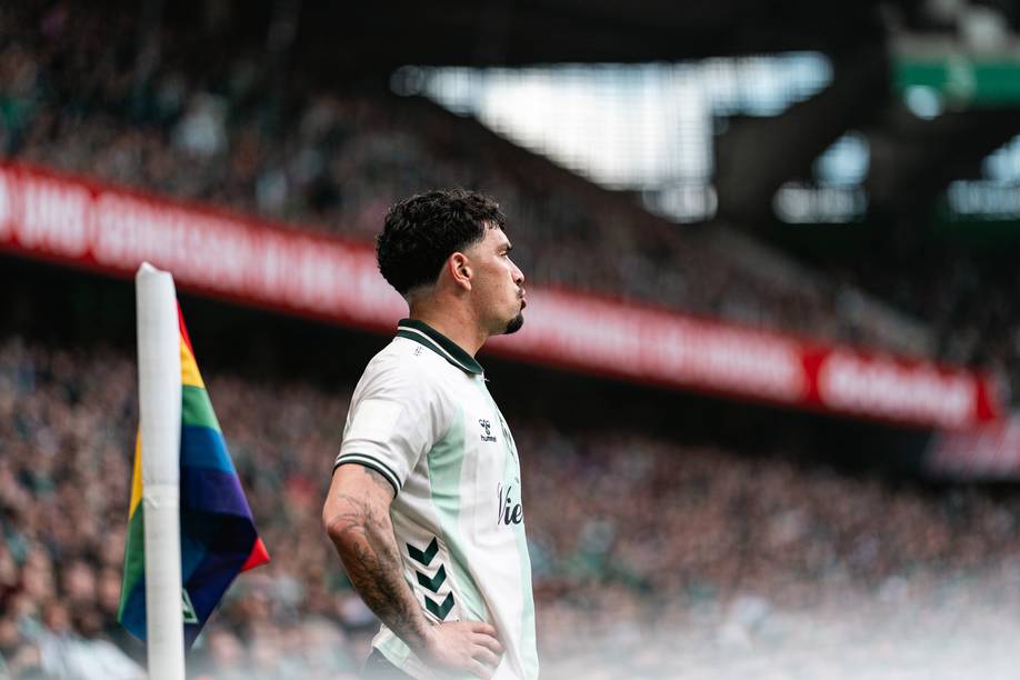 Cameron Puertas mit den Händen in den Hüften.