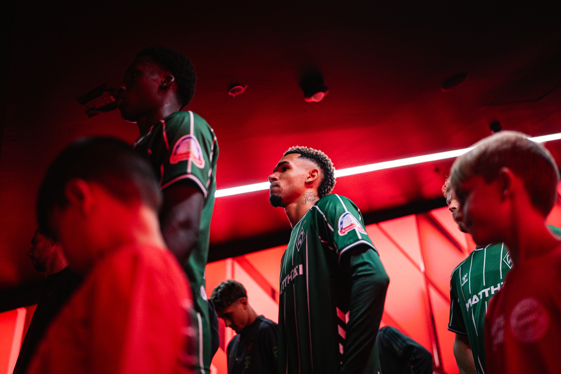 Njinmah im Fokus im Spielertunnel in der Allianz Arena