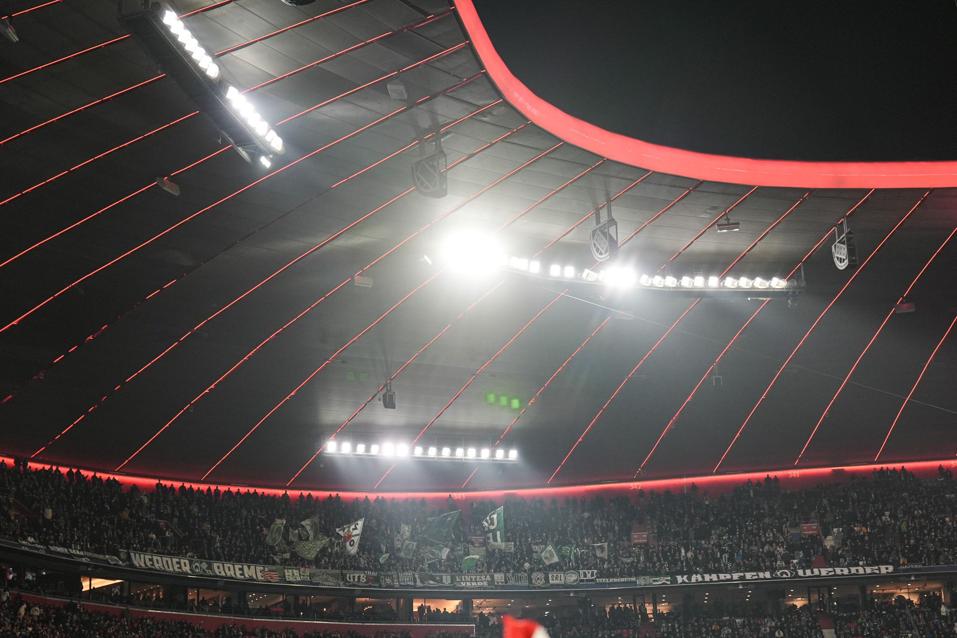 Die Werder Fans im Auswärtsblock der Münchener Allianz Arena schwenken viele Fahnen.