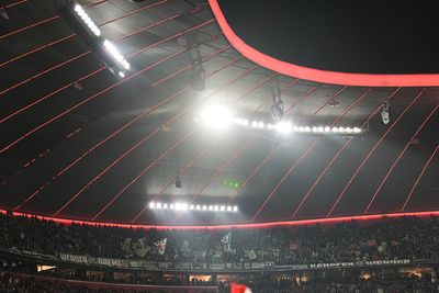 Die Werder Fans im Auswärtsblock der Münchener Allianz Arena schwenken viele Fahnen.