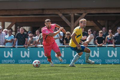 Christian Stark und ein Gegenspieler rennen einem Ball hinterher.
