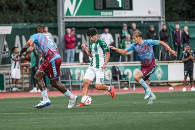 Darwin Soylu dribbelt im Spiel gegen Weiche Flensburg mit dem Ball am Fuß.