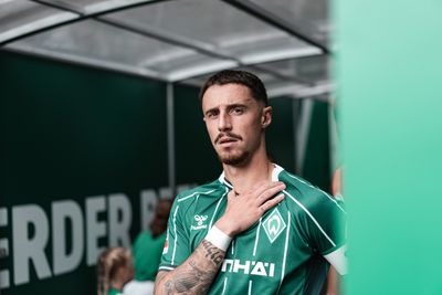 Marco Friedl im Spielertunnel im Werder-Trikot mit Blick ins Stadion.