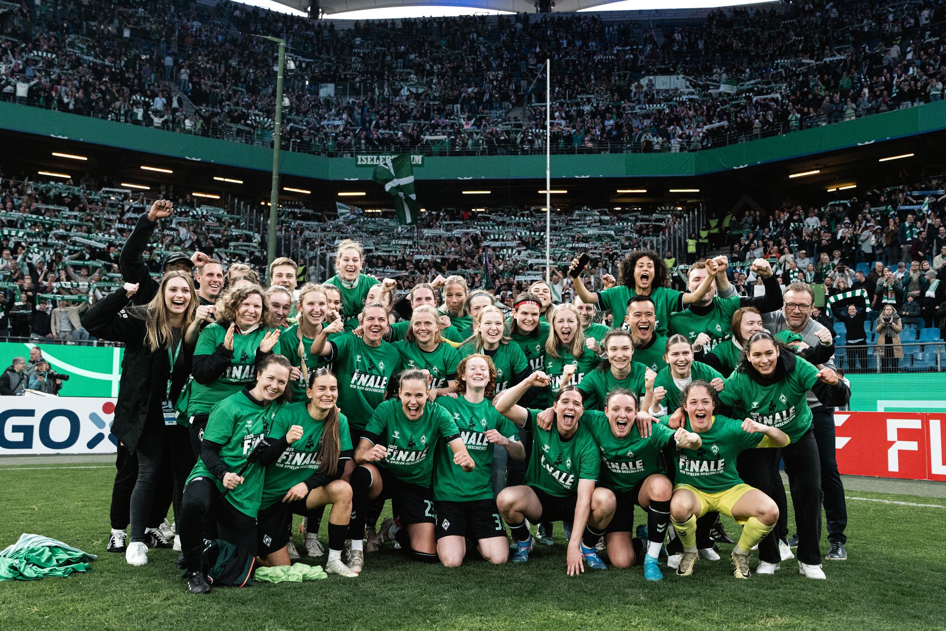 Die WERDERFRAUEN jubeln nach dem Nordderby im Pokal-Halbfinale