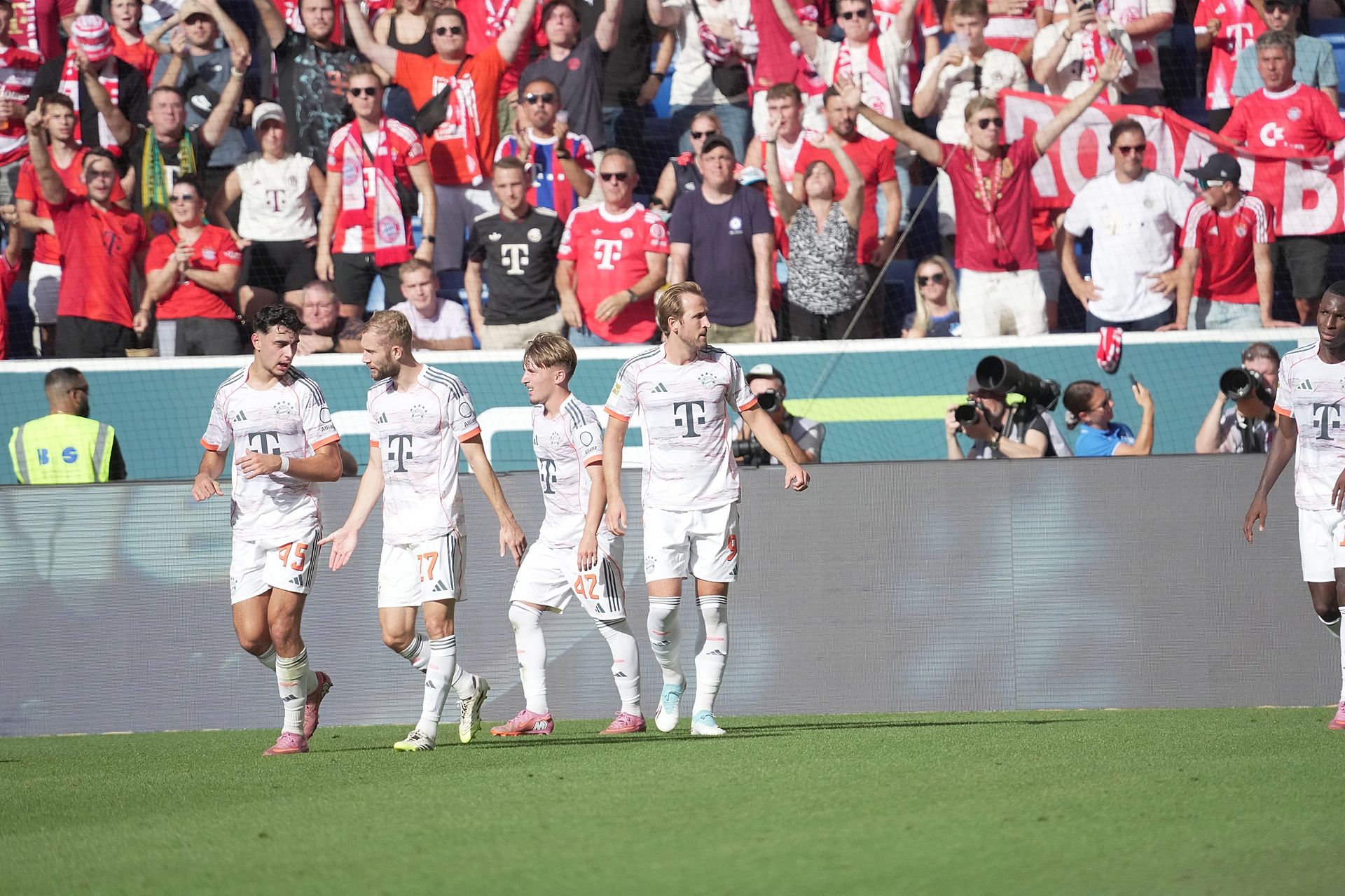 Harry Kane jubelt nach seinem Tor in Hoffenheim.