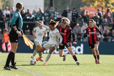 Maja Sternad im Zweikampf mit Frankfurts Spielerin Nina Lührßen.