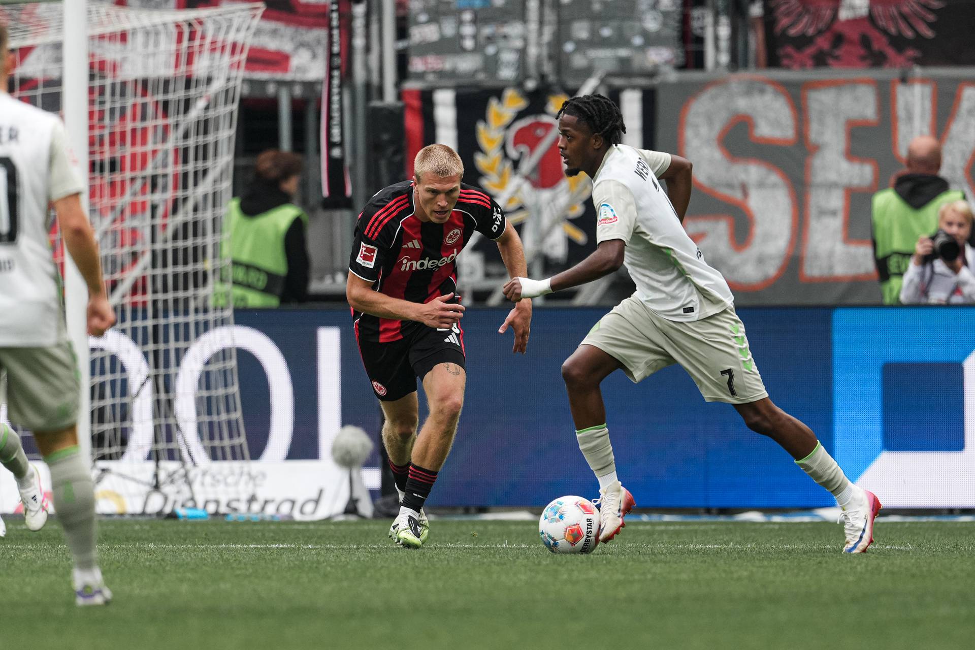 Samuel Mbangula mit Ball am Fuß, Rasmus Kristensen neben ihm.