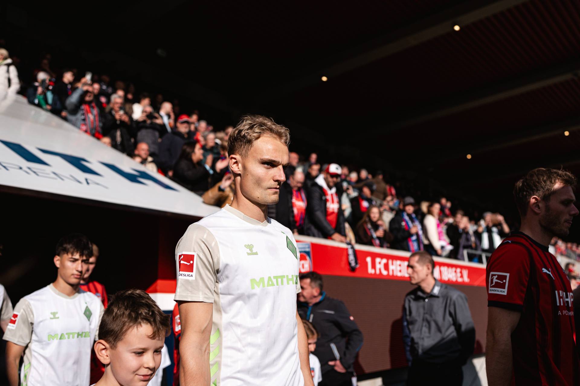 Amos Pieper auf dem Weg ins Stadion.