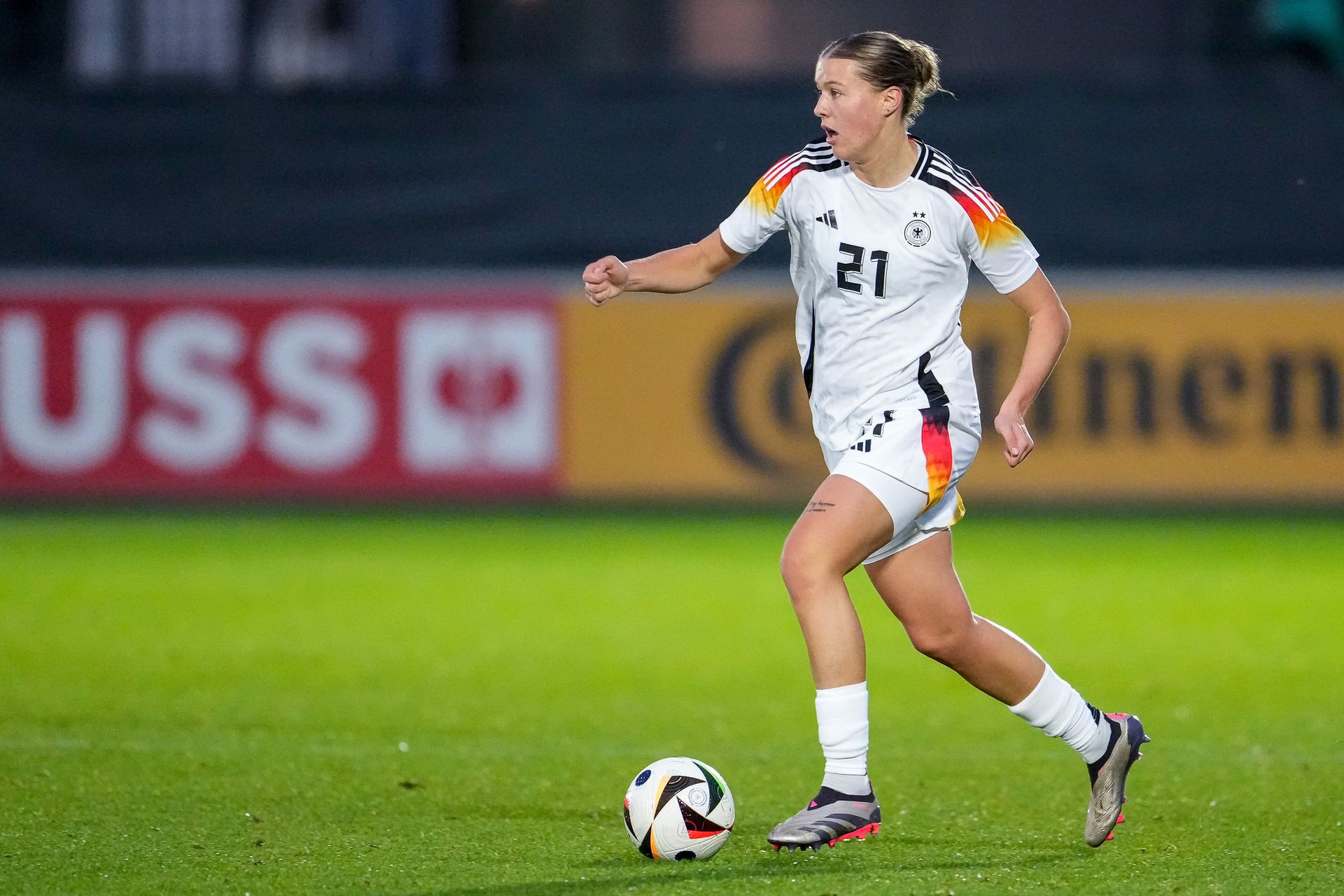 Larissa Mühlhaus dribbelt im Spiel von Deutschlands U23-Nationalmannschaft.