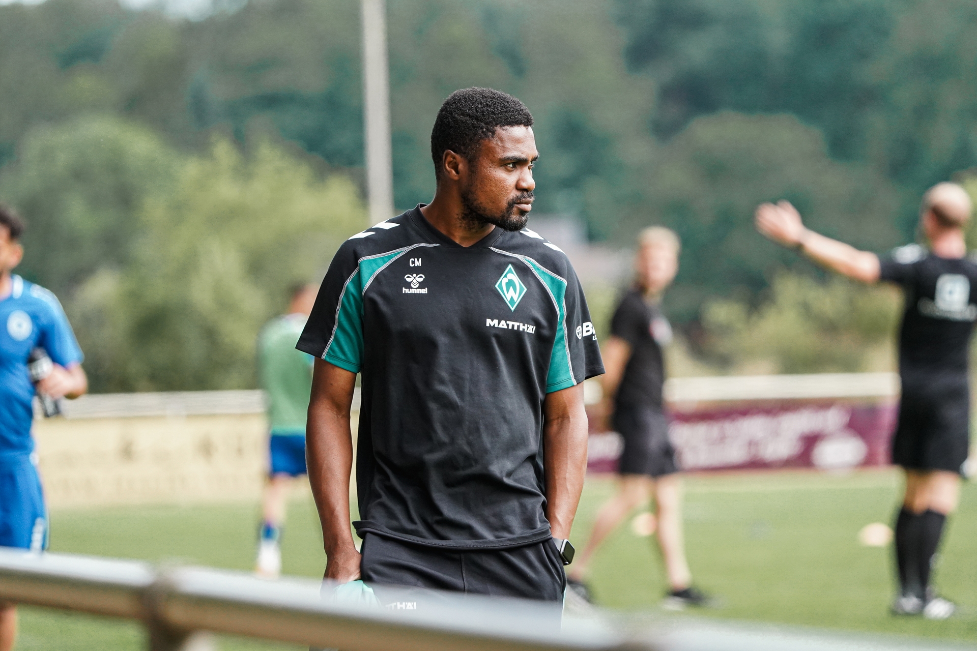Cédric Makiadi steht an der Seitenlinie.