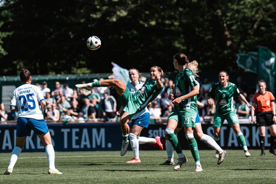 Larissa Mühlhaus holt zum Fallrückzieher aus und springt seitlich in die Luft.