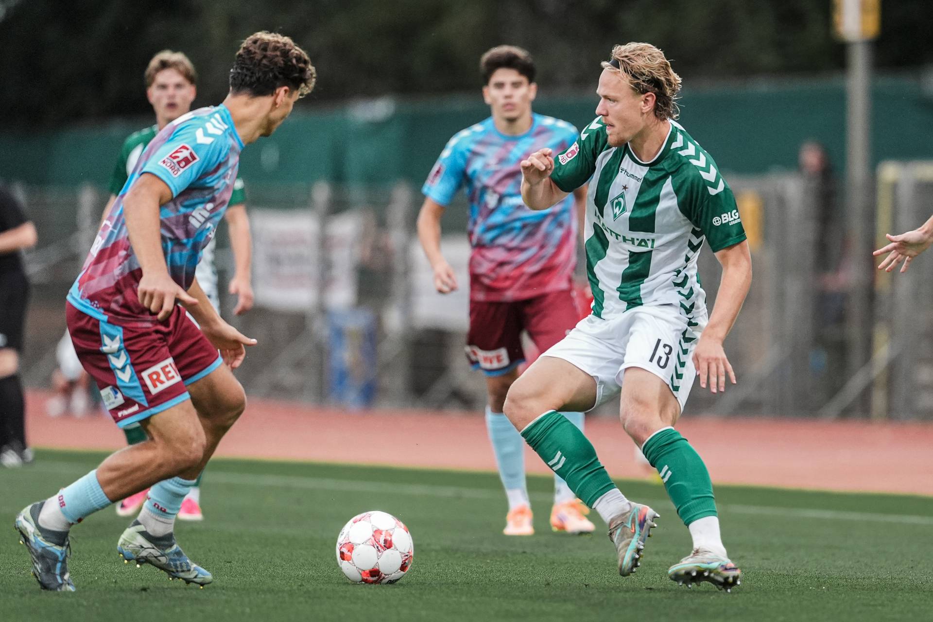 Jakob Wiehe hat den Ball am Fuß, während ihn ein Gegenspieler entgegensteht.