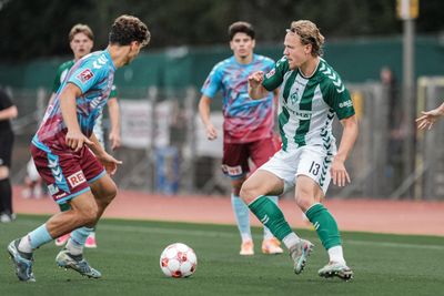 Jakob Wiehe hat den Ball am Fuß, während ihn ein Gegenspieler entgegensteht.