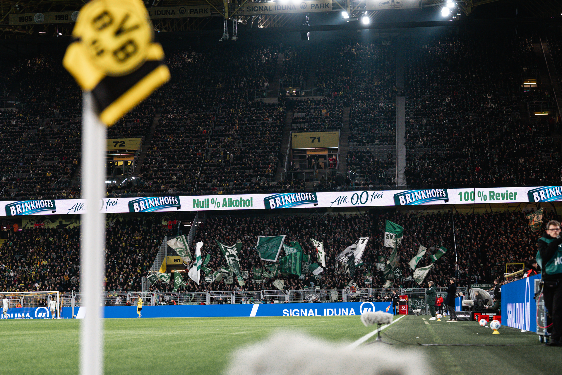 Der Werder-Auswärtsblock im Signal-Iduna Park.