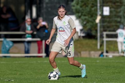 Lina Száraz im weißen Auswärtstrikot für den SVW am Ball.