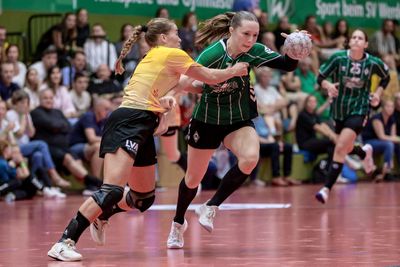 Zwei Handballspielerinnen im direkten Duell.