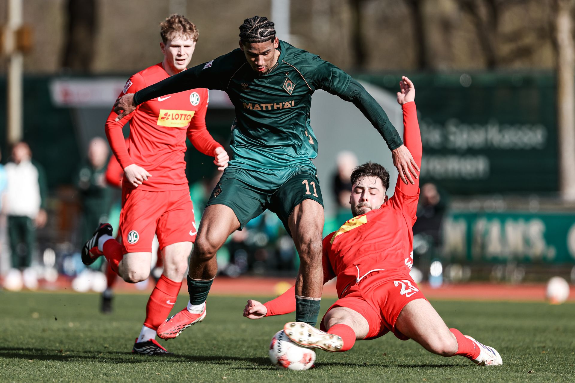 Salim Musah wird abgegrätscht.