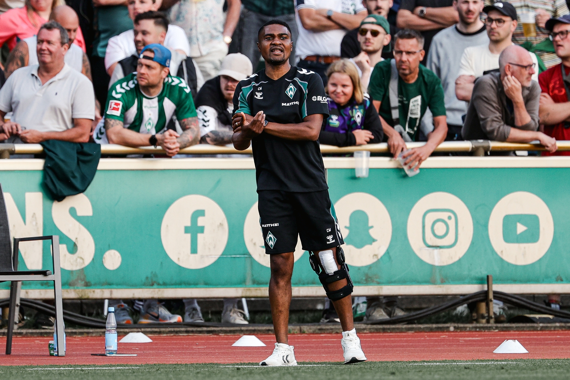 Cédric Makiadi steht an der Seitenlinie.